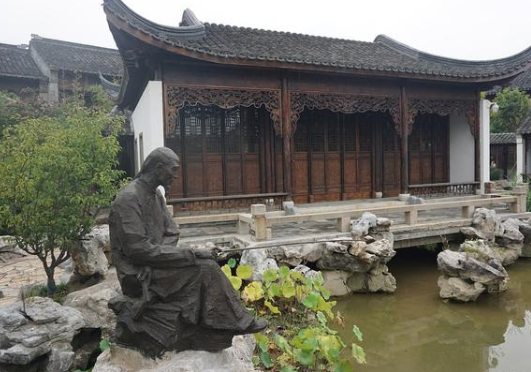李渔在戏剧史上的地位如何？他有哪些成就？