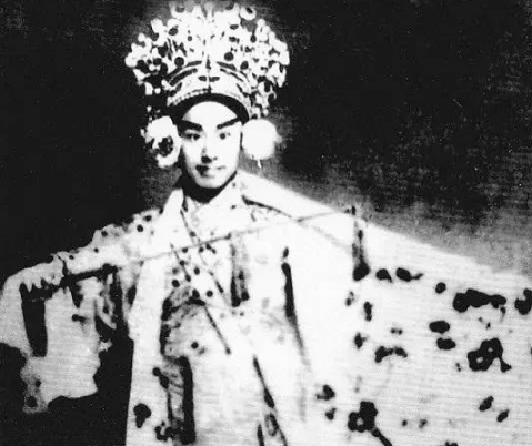 一辈子活了人家几辈子，他是活得最像人的人！